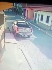 Homem é flagrado ateando fogo em viatura da Polícia Militar