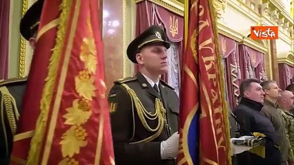 Zelensky premia soldati nel giorno delle forze armate ucraine