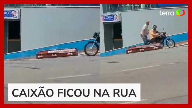 Caixão cai de carro funerário e assusta moradores de cidade em MG