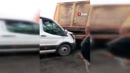 İşçi servisiyle hafriyat kamyonu çarpıştı: 9 yaralı