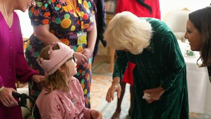 Queen invites little helpers to decorate Christmas tree