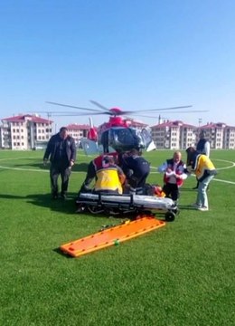 Sivas'ta Çatıdan Düşen Hasta Ambulans Helikopter ile Hastaneye Sevk Edildi