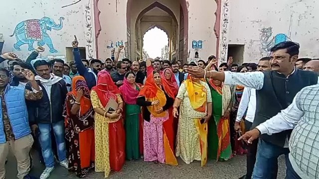 बाजार कराए बंद, सौंपा ज्ञापन, जताया आक्रोश