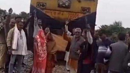 रीवा: नौकरी की मांग को लेकर किसानों का प्रदर्शन, फिर रोकी ट्रेन