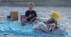 Esta familia le dio el último adiós a su mascota en la playa