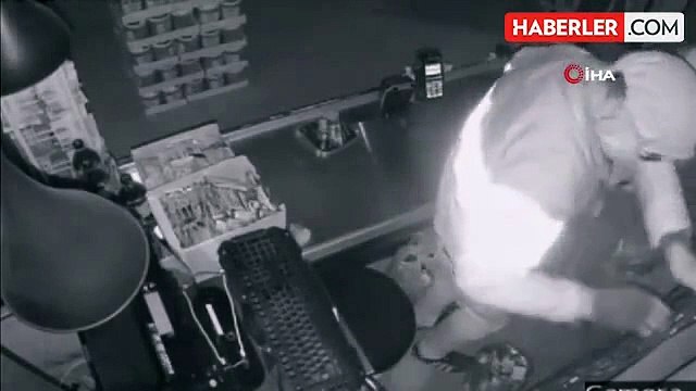 Ankara'da Manavda Yaşanan Hırsızlık Güvenlik Kamerasına Yansıdı