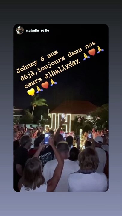 Sur place a eu lieu la traditionnelle veillée sur la tombe du chanteur au cimetière de LorientVeillée sur la tombe de Johnny Hallyday au cimetière de Lorient à Saint-Barthélémy pour le 6ème anniversaire de sa mort