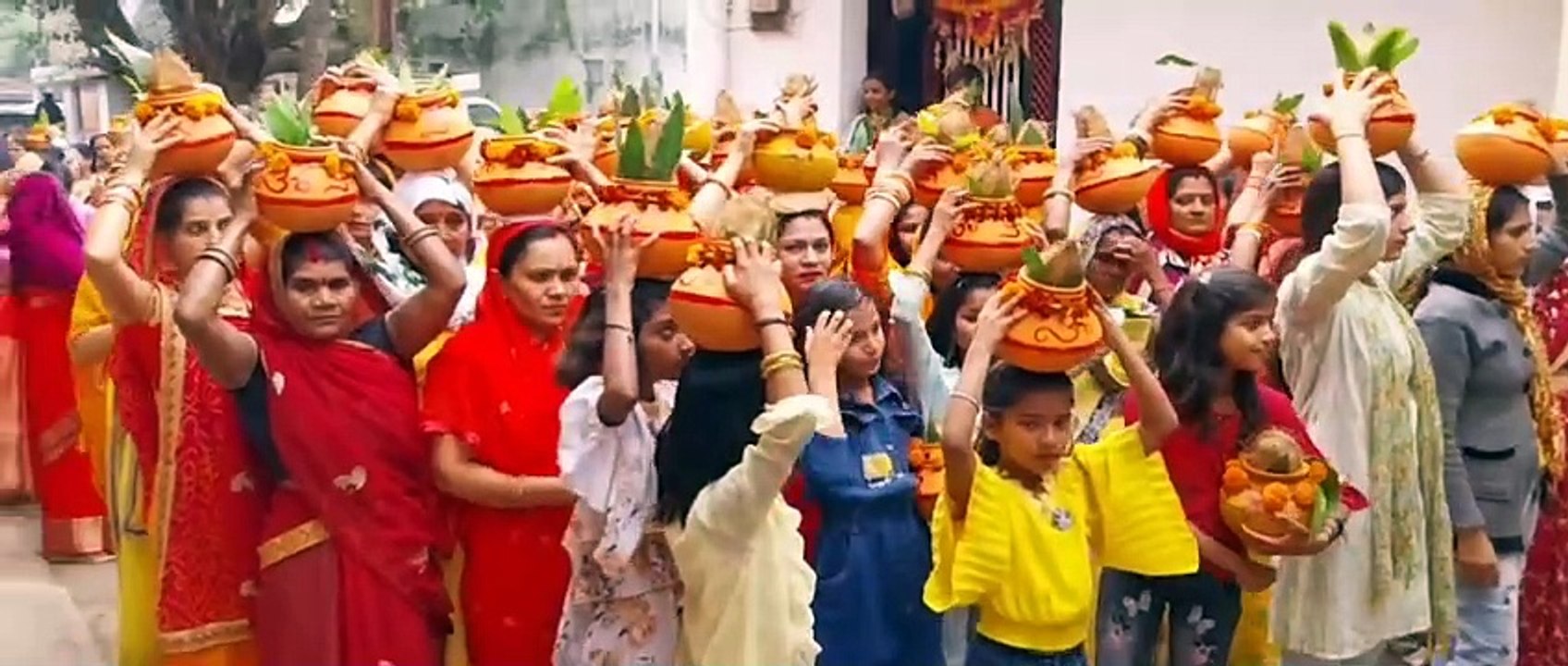 श्रीमद् भागवत कथा के लिए निकाली कलश यात्रा