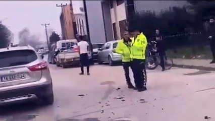 Çarptığı kamyonetin kasasına uçtu