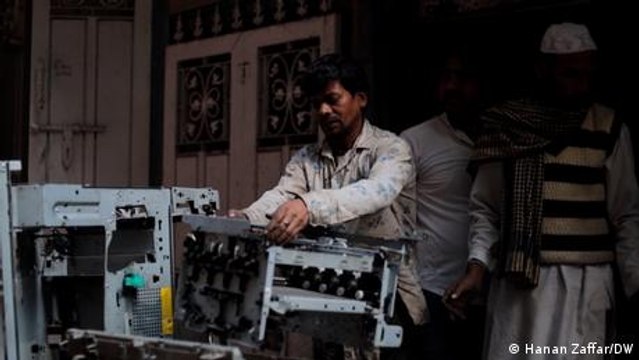 Workers recycling India's e-waste underpaid, unprotected