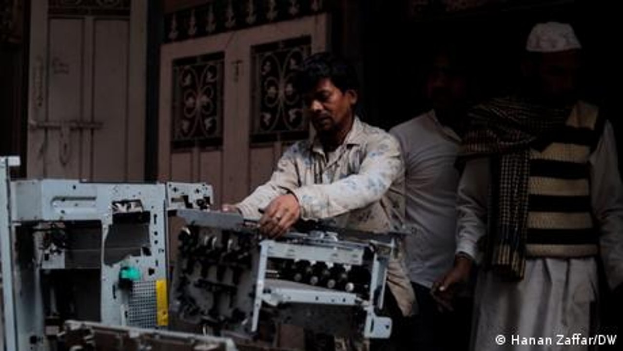Workers recycling India's e-waste underpaid, unprotected