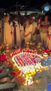 Laeticia Hallyday entourée des fans lors de la veillée pour les 6 ans de la mort de Johnny Hallyday au petit cimetière de Lorient à Saint-Barthélemy. ©JPM via Bestimage