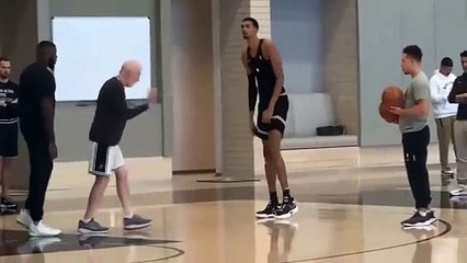 Victor Wembanyama entrena sus movimientos en la pintura con Gregg Popovich