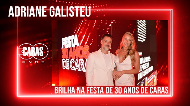 ADRIANE GALISTEU MOSTRA LOOK INÉDITO NO TAPETE VERMELHO DO ANIVERSÁRIO DE CARAS!