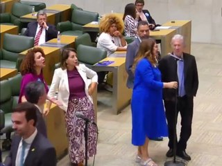 Peite de peru ou mortadela? Deputados "batem boca" por causa de sanduíche; veja vídeo