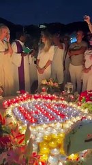 Laeticia Hallyday entourée des fans lors de la veillée pour les 6 ans de la mort de Johnny Hallyday au petit cimetière de Lorient à Saint-Barthélemy. ©JPM via Bestimage