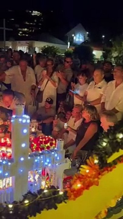 Laeticia Hallyday entourée des fans lors de la veillée pour les 6 ans de la mort de Johnny Hallyday au petit cimetière de Lorient à Saint-Barthélemy. ©JPM via Bestimage