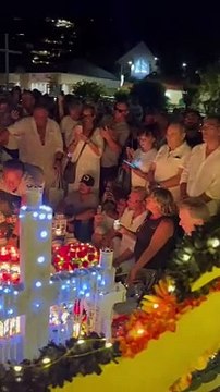Laeticia Hallyday entourée des fans lors de la veillée pour les 6 ans de la mort de Johnny Hallyday au petit cimetière de Lorient à Saint-Barthélemy. ©JPM via Bestimage