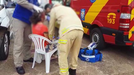 Mulher bate a cabeça ao sofrer queda na calçada