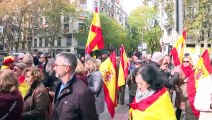 Unas 500 personas se manifiestan frente a la sede del PSOE en Ferraz con el apoyo de Vox