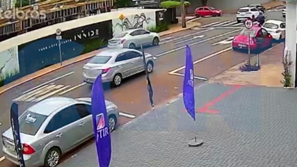 Câmera registra colisão entre Meriva e Fiat Uno no Centro