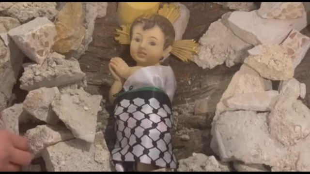 Natività con kefiah e macerie: il presepe in una chiesa di Betlemme