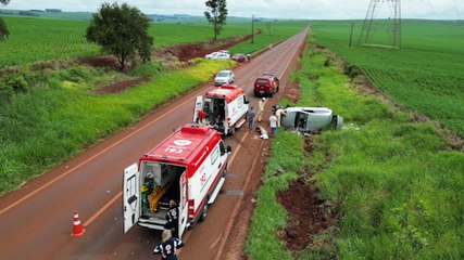 Carro capotou por mais de 50 metros após forte colisão entre três veículos na PR-486