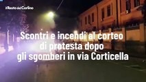 Bologna, scontri e incendi al corteo di protesta dopo gli sgomberi in via Corticella