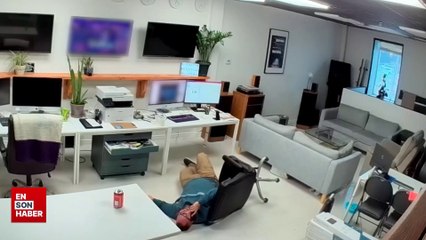 Sandalyeden düşüp kahkahalara boğulan çalışan