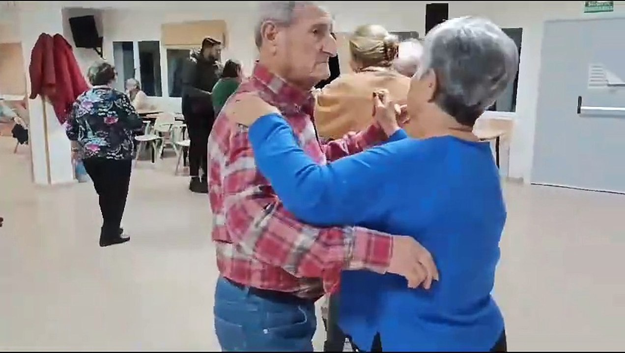 El Centro del Mayor celebra el Día de la Constitución con pasteles y baile