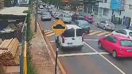 Por outro ângulo: Câmera registra acidente entre Meriva e Fiat Uno