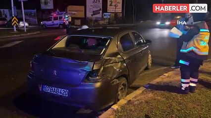 Bolu'da Kırmızı Işıkta Geçen Tır Otomobile Çarptı