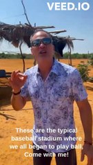 Omar Vizquel visita un estadio de beisbol en Cabimas
