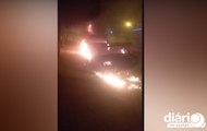 Carros de clientes são incendiados em frente a oficina, na cidade de Itaporanga