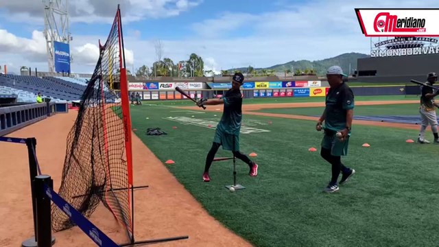 LVBP: Tomo Otosaka realiza ejercicios ofensivos en el Estadio Monumental