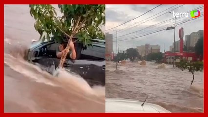 Vídeo mostra homem ilhado em carro no meio de enchente em Uberlândia