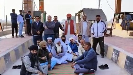 हनुमानगढ़ सूरतगढ़ फोरलेन मार्ग पर धरना प्रदर्शन, टोल किया फ्री