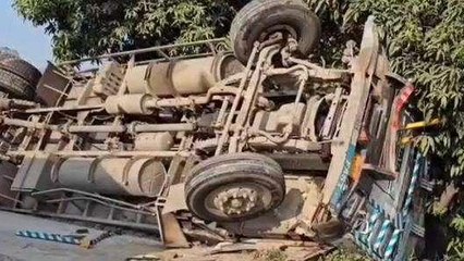 अमरोहा: नींद की झपकी आने से सिलेंडर से भरा कंटेनर पलटा, मची चीख - पुकार