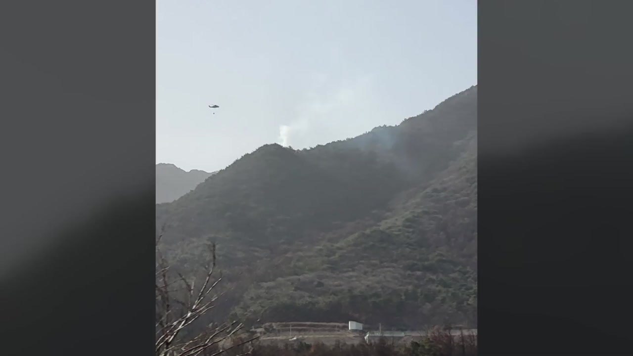 경북 영주 소백산 중턱에서 불...헬기 투입 진화 중 / YTN