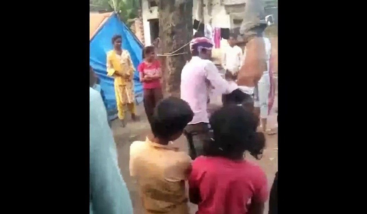 युवक को पेड़ से बांधकर उल्टा लटकाया और दी तालिबानी सजा,  दुहाई सुन कांप उठेगा कलेजा
