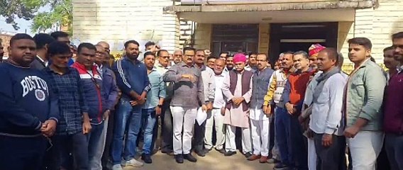 आक्रोशित राजपूत समाज ने तहसील कार्यालय में किया विरोध प्रदर्शन
