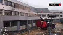 Fransa'da çiftçiler isyanda: Devlet binasına gübre püskürttüler
