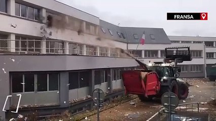 Fransa'da çiftçiler isyanda: Devlet binasına gübre püskürttüler