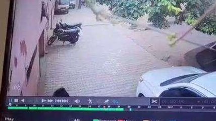 अलवर: चोर गैंग सक्रिय, अस्पताल के बाहर से गायब हुई बाइक, देखें CCTV