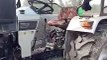 Video: ट्रैक्टर पर अचानक आ गया किंग कोबरा, भागा ड्राइवर