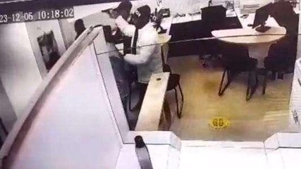 आरा: बैंक लूटकांड का CCTV आया सामने, हथियार की नोक पर हुई थी लाखों की लूट