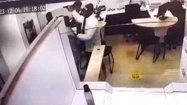 आरा: बैंक लूटकांड का CCTV आया सामने, हथियार की नोक पर हुई थी लाखों की लूट