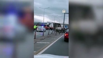 Eskişehir'de tır köprü koruma demirlerine çarptı