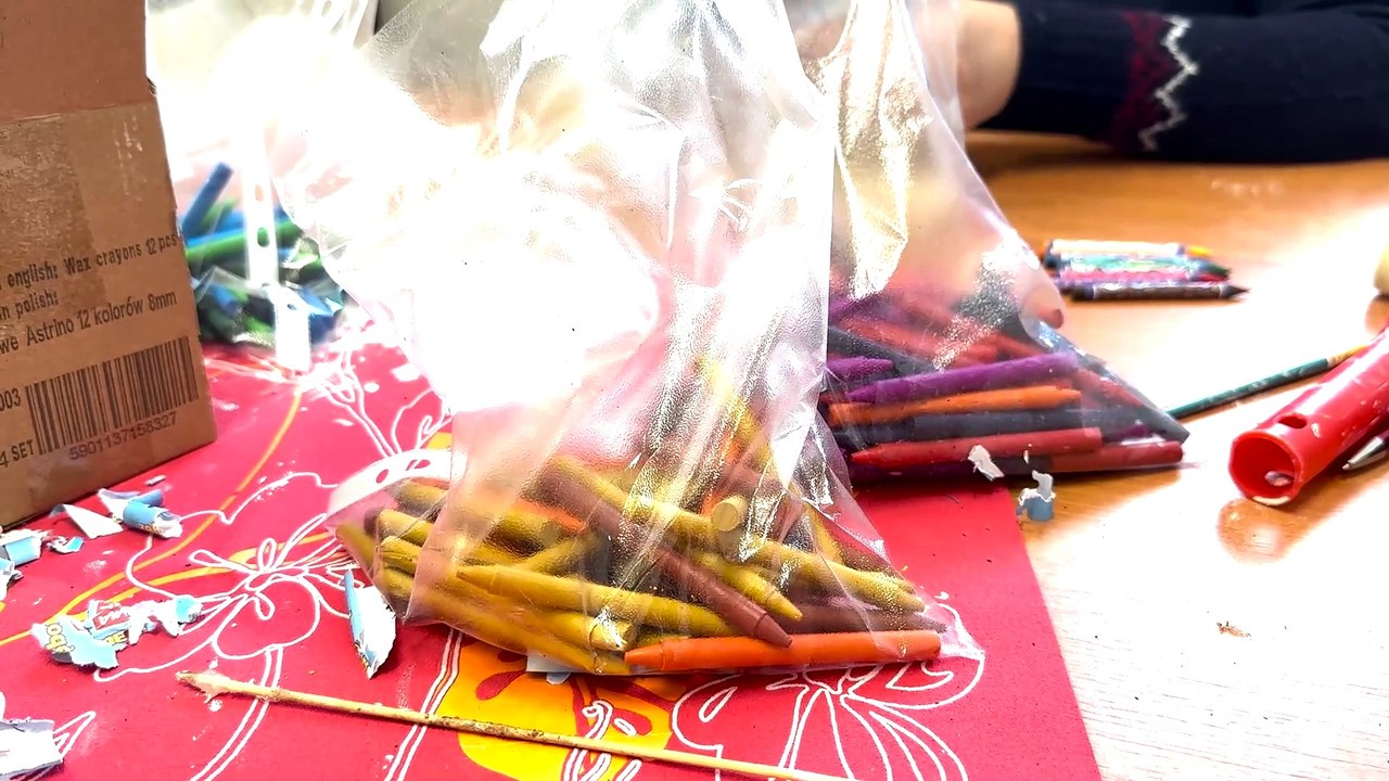 Tarnów - podopieczni warsztatów terapii zajęciowej wykonują terapeuteyczne kredki