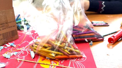 Tarnów - podopieczni warsztatów terapii zajęciowej wykonują terapeuteyczne kredki